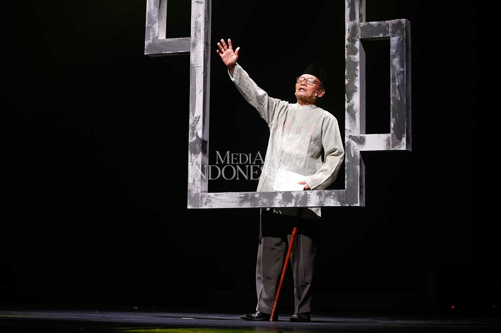 Penyair Zamawi Imron membaca puisi pada pementasan puisi teatrikal bertajuk 'Indonesia Dalam 3'.