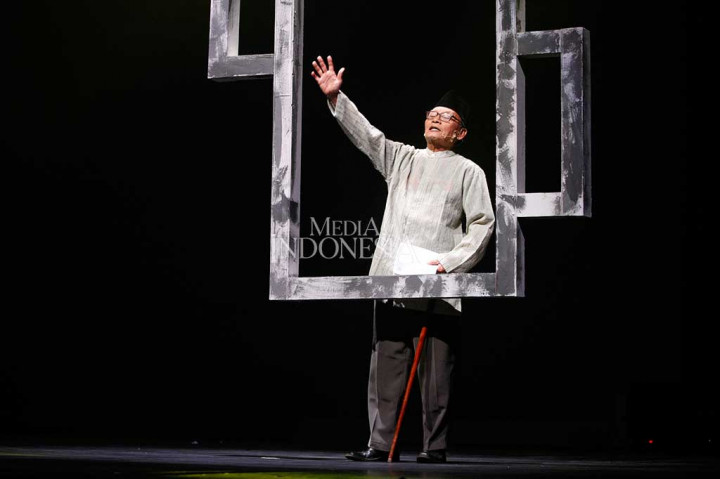 Penyair Zamawi Imron membaca puisi pada pementasan puisi teatrikal bertajuk 'Indonesia Dalam 3'.