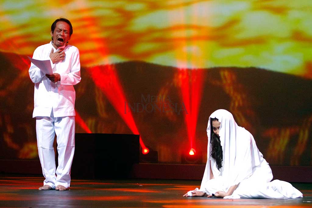 Penyair Radhar Panca Dahana (kiri) dan aktris Olivia Zalianty membaca puisi pada pementasan puisi teatrikal bertajuk 'Indonesia Dalam 3'.