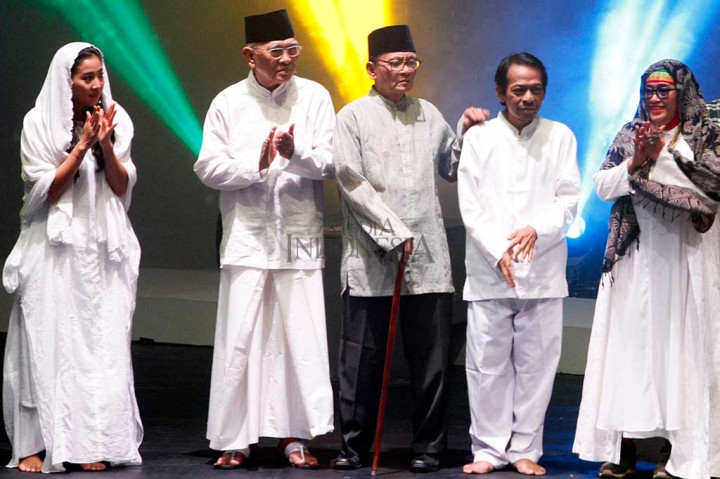 Mustasyar PBNU KH. Ahmad Mustofa Bisri (kedua dari kiri), penyair Zawawi Imron (tengah), penyair Radhar Panca Dahana (kedua dari kanan), aktris Renny Djajoesman (kanan) dan aktris Olivia Zalianty usai pementasan puisi teatrikal bertajuk 'Indonesia Dalam 3'.