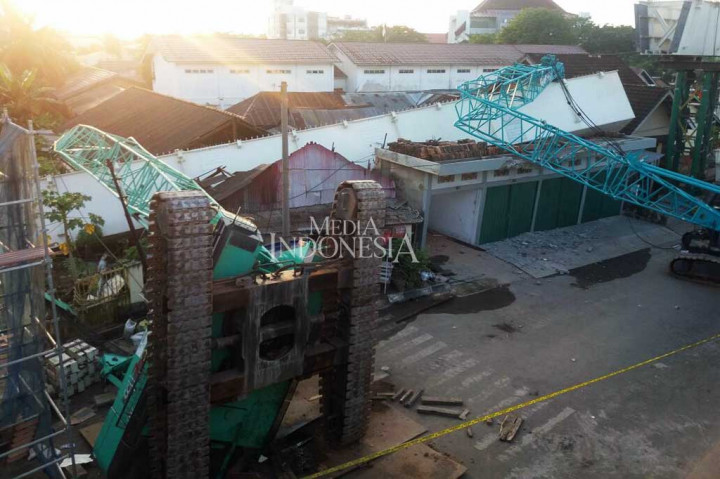 Dua crane proyek pembangunan LRT di kawasan Jakabaring, Palembang, Sumatera Selatan, roboh dan menimpa rumah warga Selasa (1/8/2017) sekitar pukul 02.30 WIB.