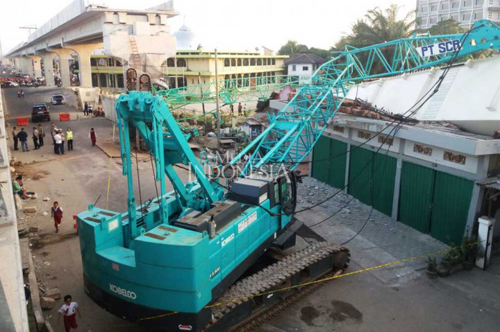 Sebanyak empat pintu rumah toko dan satu rumah warga tertimpa crane atau alat berat pengerjaan LRT di wilayah Jakabaring, Palembang.