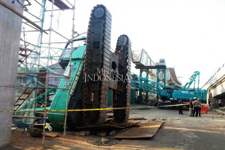 Kejadian tersebut juga mengakibatkan tujuh orang mengalami luka ringan dan menjalani perawatan di rumah sakit setempat.