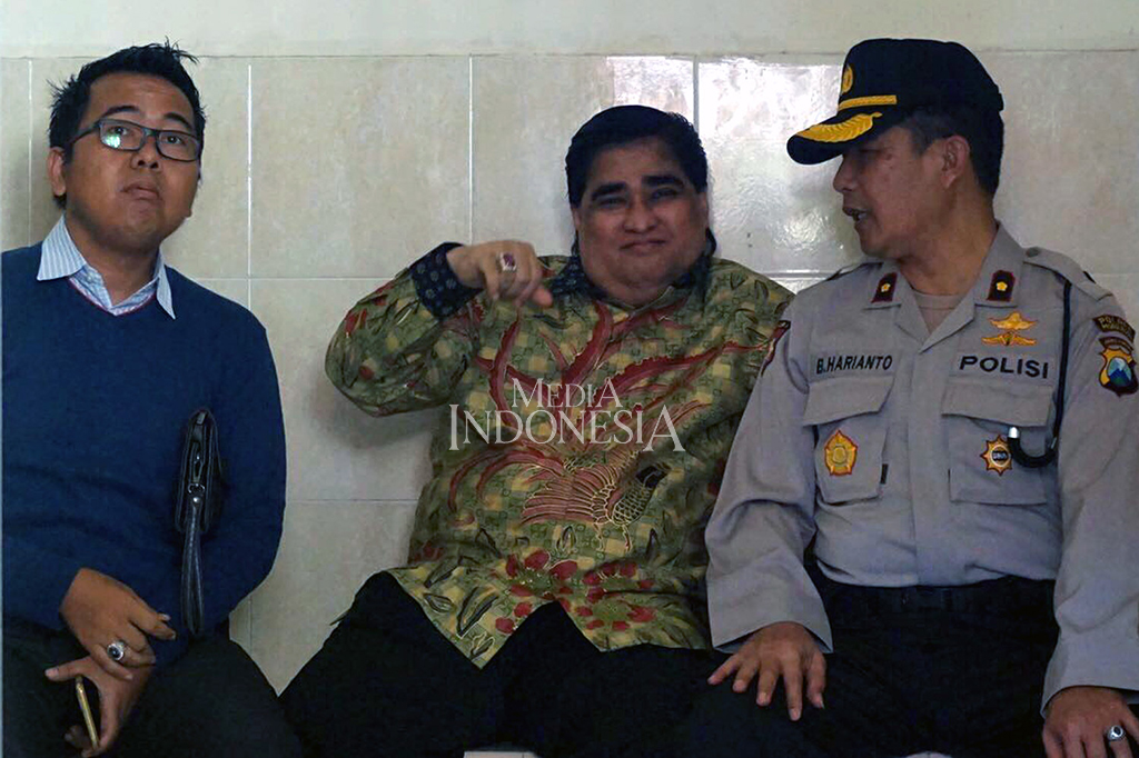 Dimas Kanjeng Taat Pribadi divonis 18 tahun penjara terkait kasus pembunuhan santrinya, Abdul Ghani. Putusan ini lebih ringan dari tuntutan yang diajukan jaksa yaitu seumur hidup penjara.