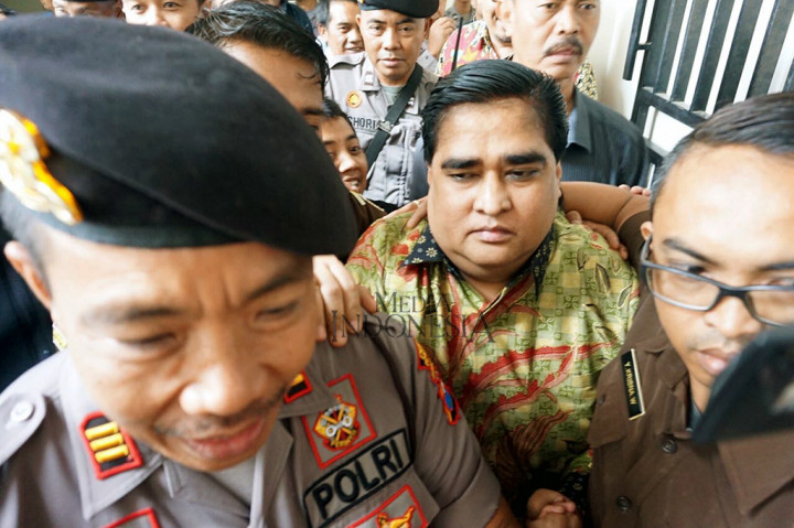 Jaksa juga mengajukan banding. Pasalnya, putusan yang dijatuhi majelis hakim tidak sesuai tuntutan yaitu penjara seumur hidup.