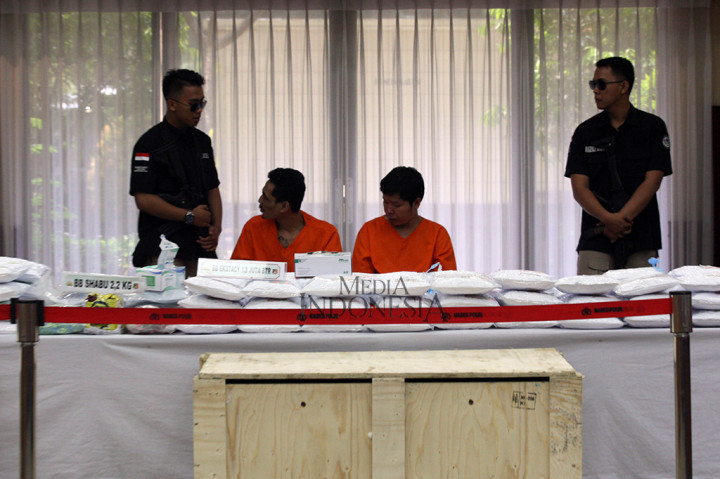 Polisi juga menangkap tiga orang tersangka, yaitu Liu Kit Cung, Erwin Afianto serta M Zulkarnain yang tewas ditembak karena melawan petugas. 