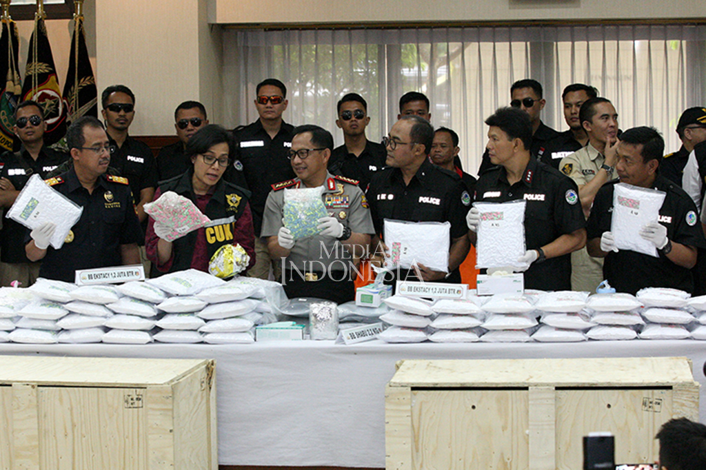 Kapolri Jenderal Pol Tito Karnavian, Menkeu Sri Mulyani, Kabareskrim Polri Komjen Pol Ari Dono, Dirjen Bea Cukai Heru Pambudi dan Direktur Tipidnarkoba Bareskrim Polri Brigjen Pol Eko Daniyanto menunjukkan barang bukti narkotik jenis ekstasi di Mabes Polri, Jakarta.