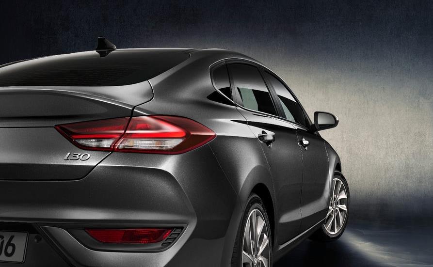 Buritannya turun melandai yang menguarkan aura agresif. Memadukan gaya agresif BMW 4 series GT dan coupe Mercedes C-Class.