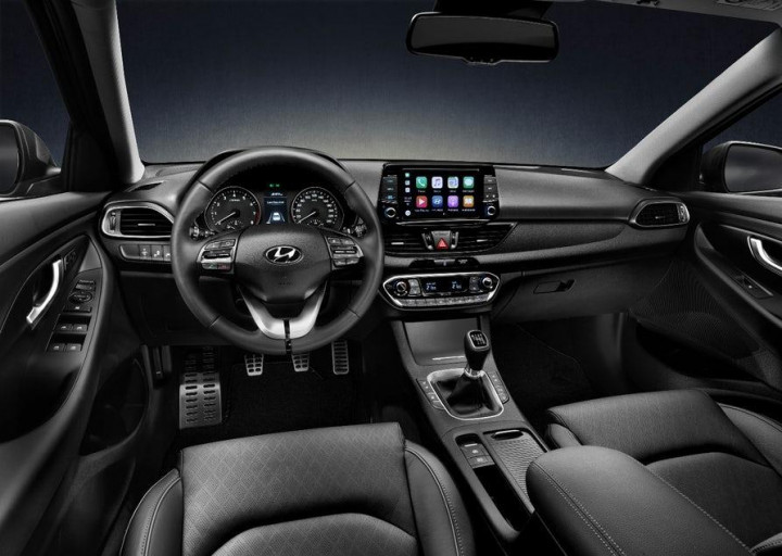 Layout kokpit dan interior i30N tidak berbeda dibandingkan i30. Pilihan transmisinya manual dan matic yang terhubung ke mesin turbo 1.4 liter.