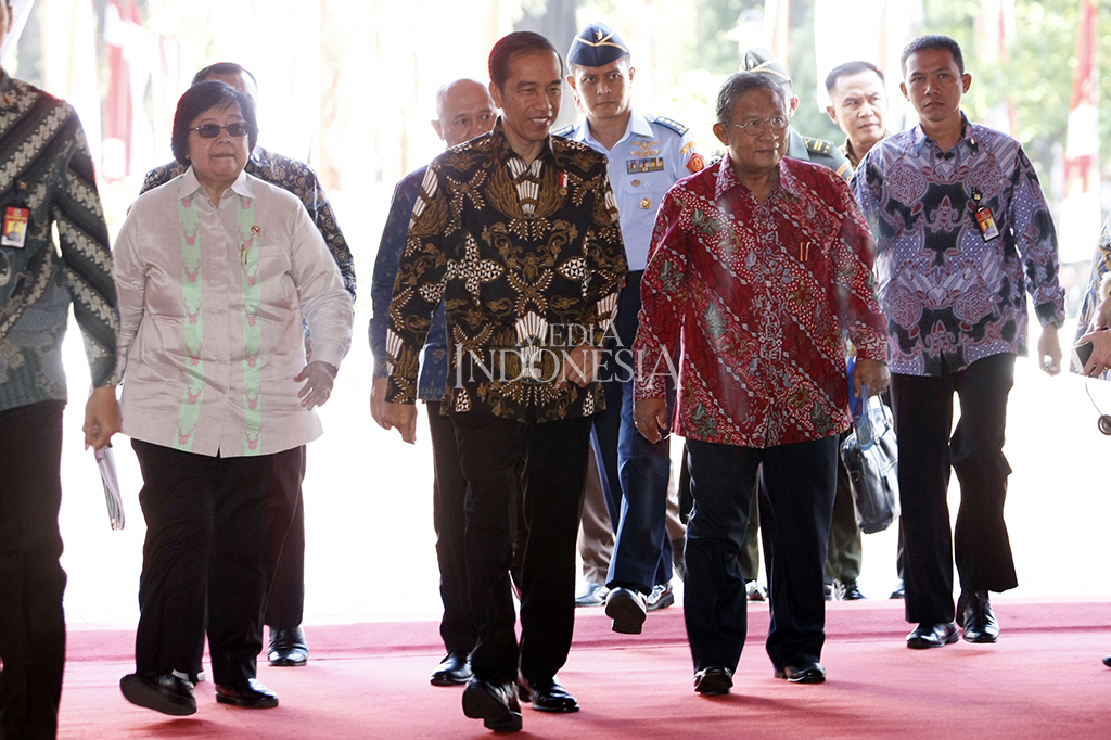 Presiden Joko Widodo, bersama Menteri Lingkungan Hidup dan Kehutanan (LHK) Siti Nurbaya dan Menko Perekonomian Darmin Nasution, menghadiri acara puncak peringatan Hari Lingkungan Hidup (HLH) 2017 di Komplek Kementerian LHK, Jakarta.