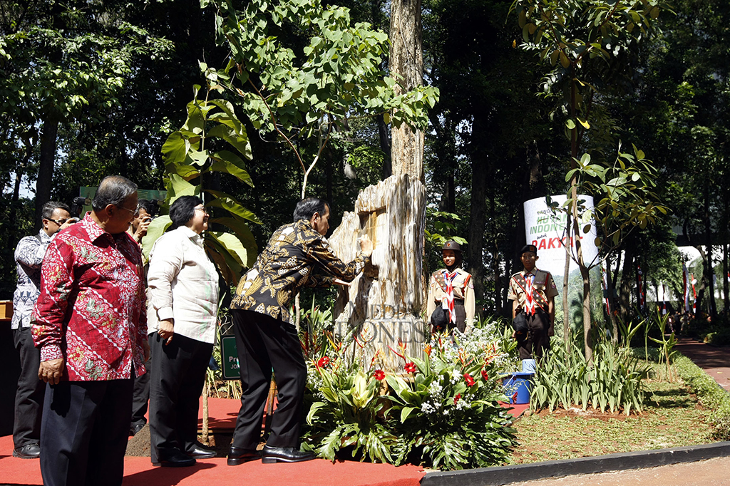 Selain itu, Jokowi juga melakukan penanaman pohon jati dan menandatangani prasasti Landmark Hutan Indonesia pada fosil pohon jati.