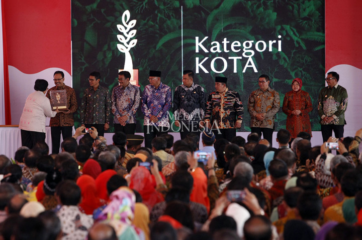 Menteri Lingkungan Hidup dan Kehutanan (LHK) Siti Nurbaya menyerahkan penghargaan Nirwasita Tantra kepada para gubernur, bupati dan walikota pada acara puncak peringatan Hari Lingkungan Hidup (HLH) 2017.