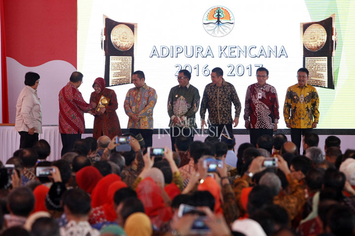 Menko Perekonomian Darmin Nasution (kedua dari kiri), menyerahkan penghargaan Adipura Kencana kepada Walikota Surabaya Tri Rismaharini dan lima kepala daerah lain pada acara puncak peringatan Hari Lingkungan Hidup (HLH) 2017.