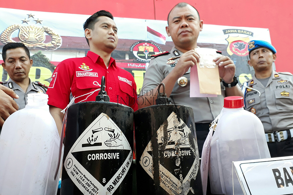 Menurutnya, pelaku melakukan pengolahan batu cinnabar untuk dijadikan cairan mercury.