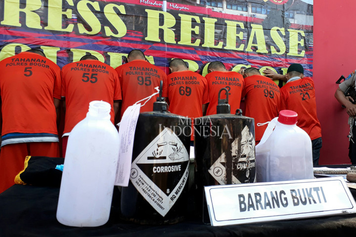 Polisi juga menangkap tujuh pelaku penambangan liar di wilayah Desa Tajur Halang, Kecamatan Cijeruk, Kabupaten Bogor, yakni LS (42), UM (22), HN (19), MY (24), JN (25), AT (35) dan US (37).