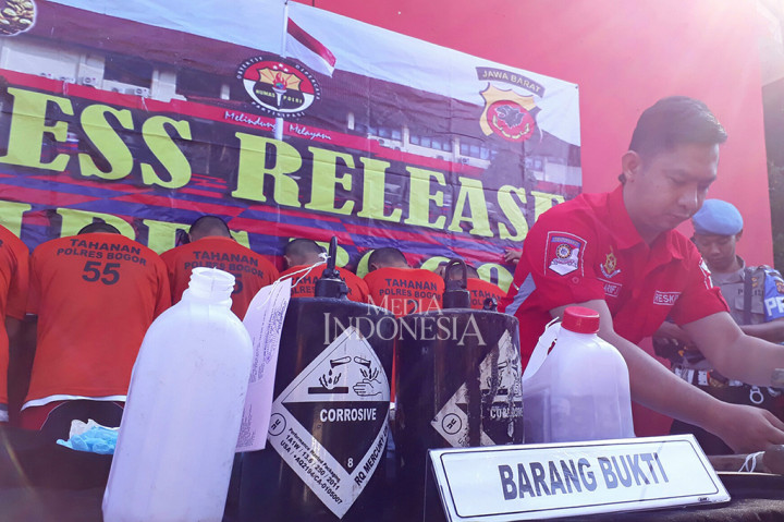 Para pelaku sendiri dijerat pasal 158 Undang-undang Nomor 4 tahun 2009 tentang pertambangan mineral dan batu bara dengan ancaman kurungan penjara 10 tahun.