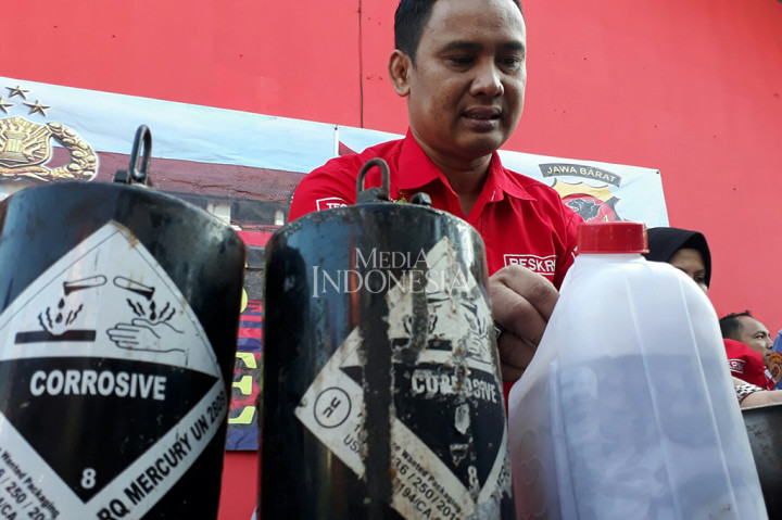 Polres Bogor merilis pengungkapan, penggerebekan kasus pembuatan bahan kimia berbahaya mercury di halaman Mapolres Bogor