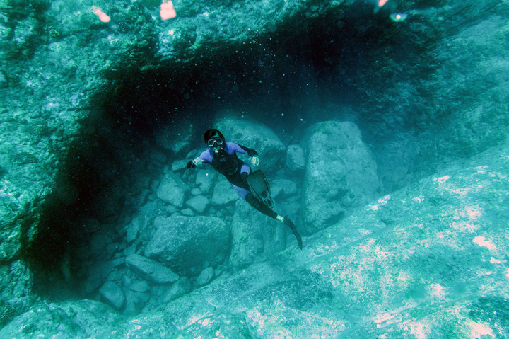 Wisatawan menyelam di gua bawah air Pulau Senoa, Natuna, Kepulauan Riau.