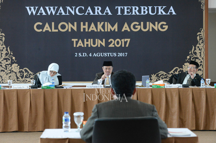 Ketua Komisi Yudisial (KY) Aidul Fitriciada Azhari bersama dengan Komisioner KY lainnya Sukma Violetta, Maradaman Harahap dan beberapa tokoh, Guru Besar Universitas Gadjah Mada Kaelan, mantan hakim agung bidang perdata Mohammad Saleh melakukan  wawancara kepada calon Hakim Agung yang dilakukan secara terbuka di Gedung KY, Jakarta.