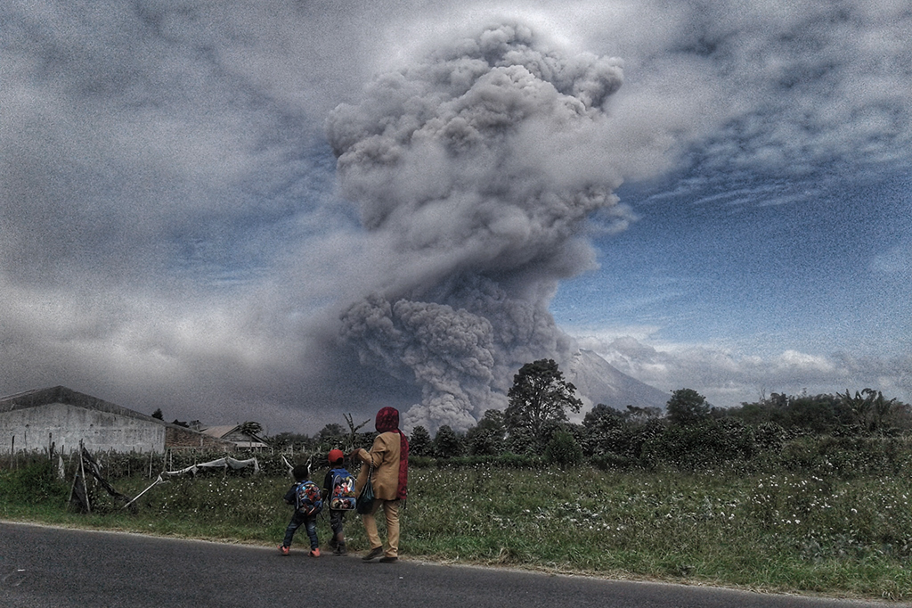 Masyarakat diimbau agar tidak melakukan aktivitas di sekitar zona merah ditetapkan dari 7 kilometer dari kaki Gunung Sinabung. Karena, aktivitas Sinabung akan terus mengeluar erupsi sewaktu-waktu.