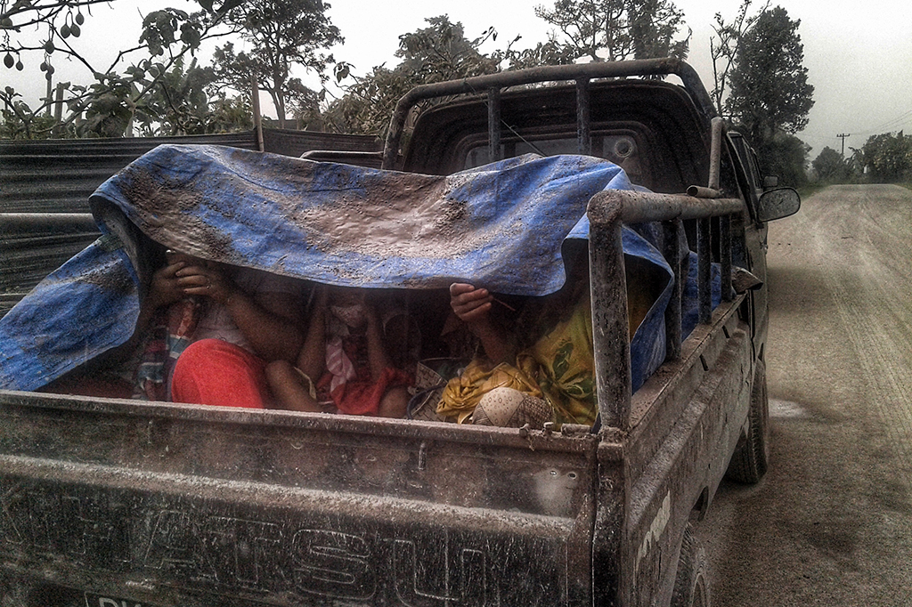 Kabid Kedaruratan dan Logistik BPBD Karo Natanail mengatakan, sejauh ini aktivitas warga masih normal. Hanya saja masyarakat diimbau untuk menggunakan masker.