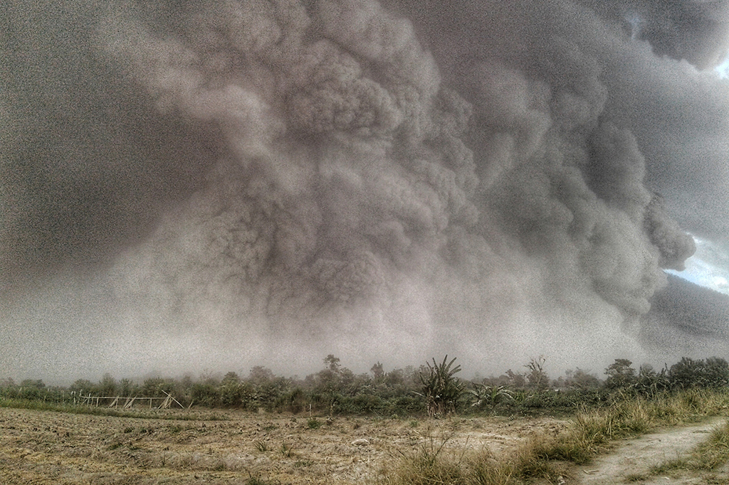 Pada Rabu (2/8) sejak pagi hingga siang hari terjadi beberapa kali letusan dan awan panas dari Gunung Sinabung.  Akibatnya, wilayah Kabanjahe, Kabupaten Karo, terpapar abu vulkanik dan membuat langit sedikit gelap karena diselimuti abu.  