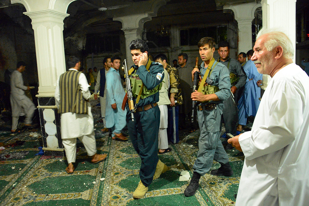 Sejauh ini belum ada kelompok yang mengklaim mendalangi serangan di masjid Syiah tersebut.
