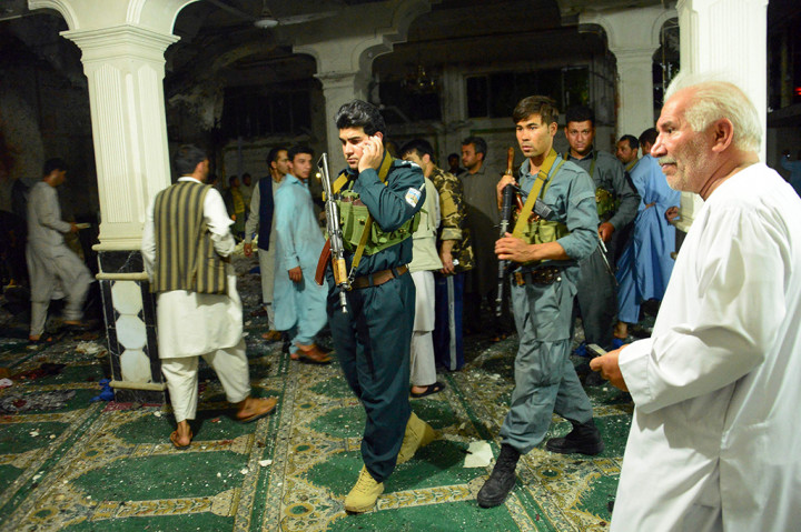 Sejauh ini belum ada kelompok yang mengklaim mendalangi serangan di masjid Syiah tersebut.