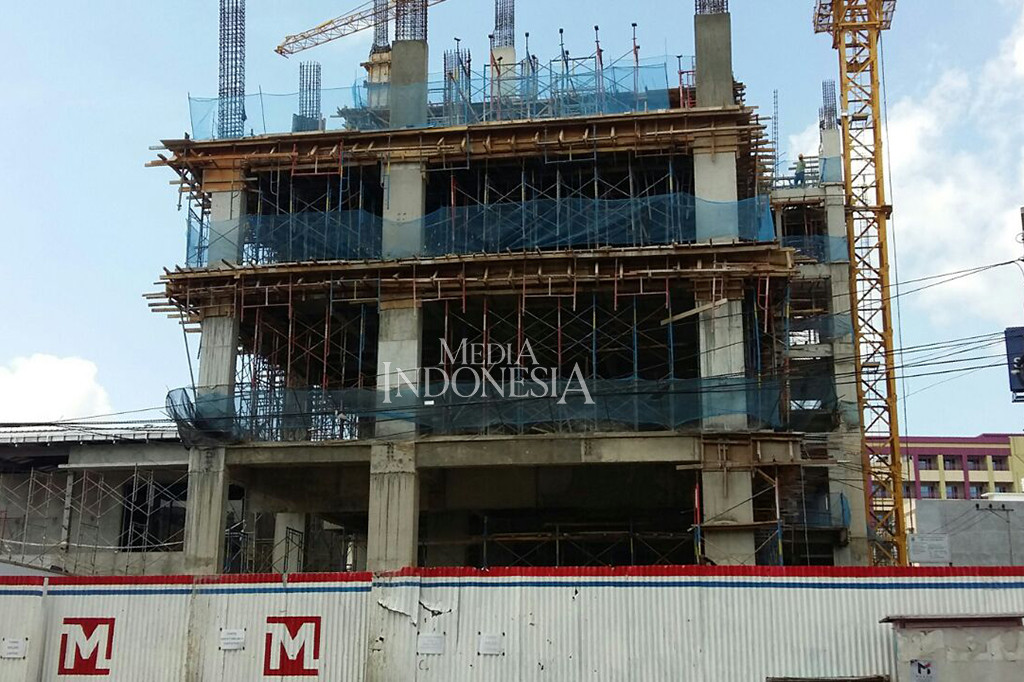 Pembangunan hotel di jalan Letkol Iskandar,Kecamatan Ilir Timur I, Palembang dinilai meresahkan warga sekitar.