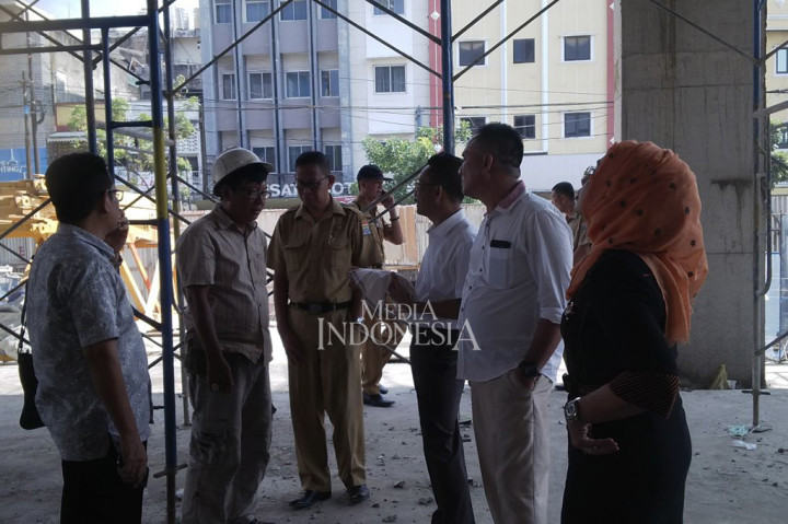 Sebab pembangunan hotel Ibis di Palembang menuai kontroversi, bukan hanya dari masyarakat, namun pemerintah daerah menyatakan ketidaksetujuannya atas pembangunan hotel milik Thamrin Group itu.