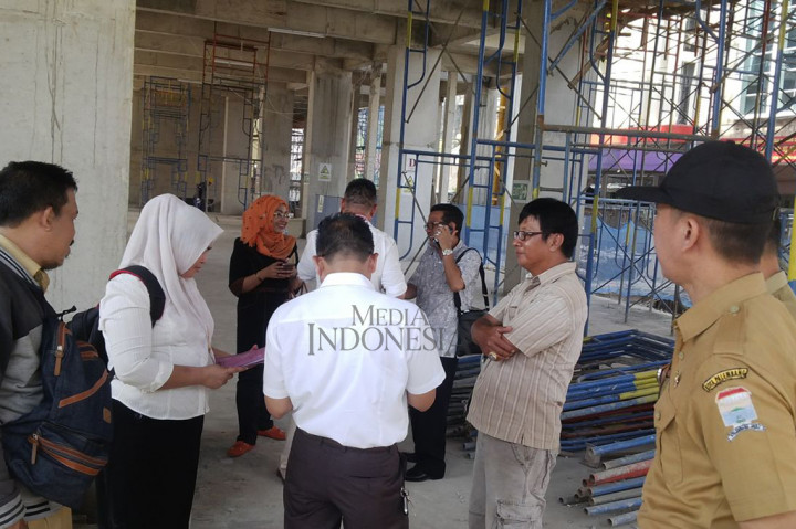 Akibat dari pembangunan hotel tersebut banyak persoalan lingkungan yang timbul, diantaranya drainase mampet, pipa PDAM pecah yang berakibat warga kesulitan air bersih, jalan rusak, dan juga mengganggu usaha warga setempat.