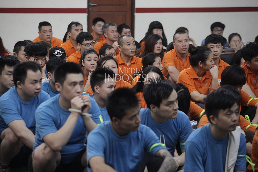 Mereka dibagi mengenakan tiga warna kaos sebagai pembeda lokasi penangkapan.