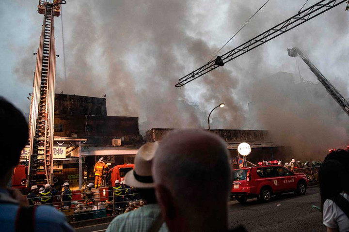 Petugas pemadam kebakaran berjibaku memadamkan kebakaran yang melanda pasar ikan Tsukiji di Tokyo, Kamis (3/8/2017) sore waktu setempat.