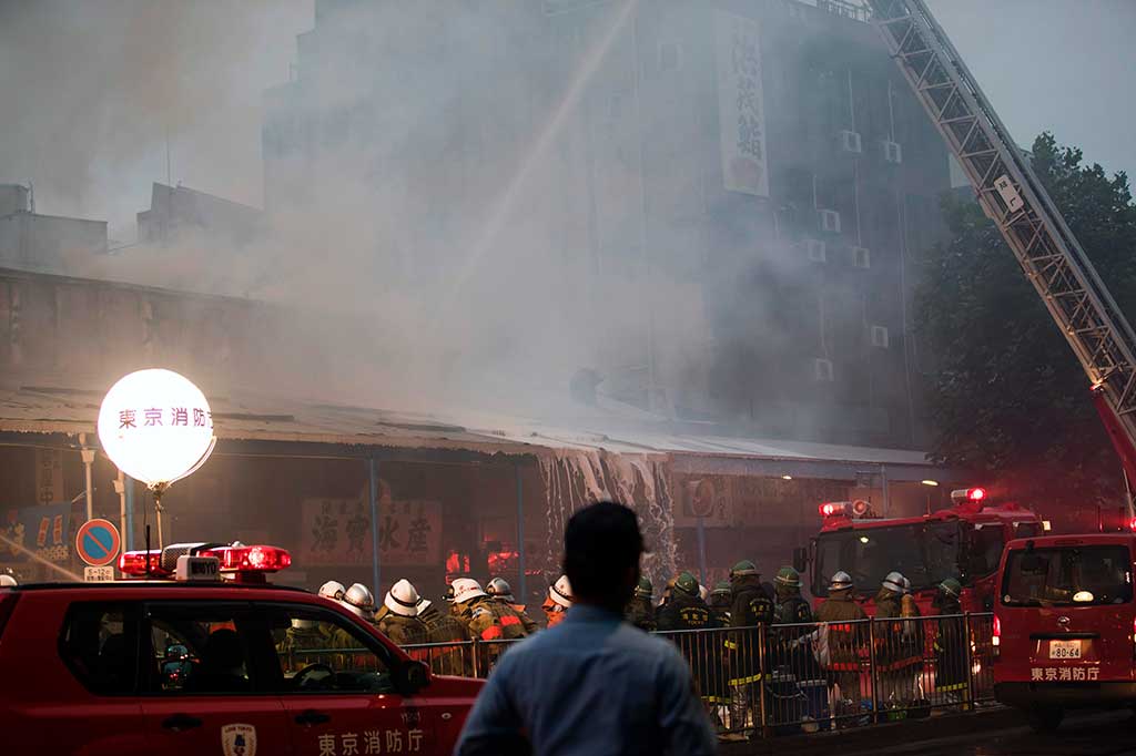Sekitar 30 mobil pemadam kebakaran dikerahkan untuk menjinakkan api yang melalap pasar ikan legendaris Jepang tersebut.