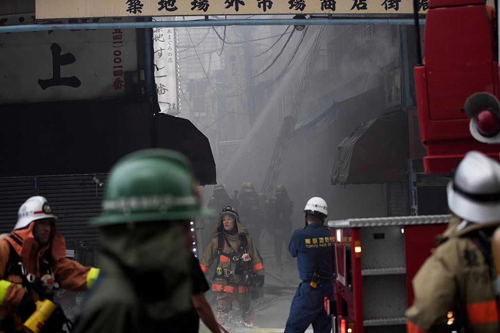 Pasar ikan Tsukiji merupakan tujuan wisata populer di Jepang. Bangunan tersebut rencananya akan dipindah ke lokasi baru menjelang Olimpiade Tokyo 2020. Namun rencana tersebut ditentang oleh warga sekitar yang telah membangun bisnis turun temurun di tempat tersebut.