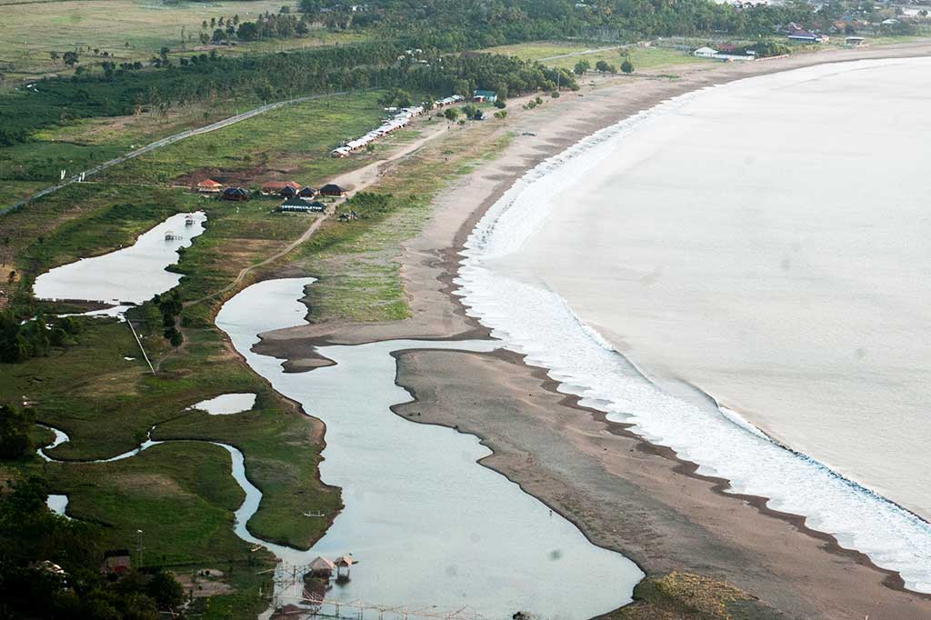Pemandangan Pantai Palangpang Teluk Ciletuh yang dilihat dari Puncak Darma Kawasan Geopark Ciletuh-Palabuhan Ratu, Kabupaten Sukabumi, Jawa Barat, Kamis (3/8/2017).