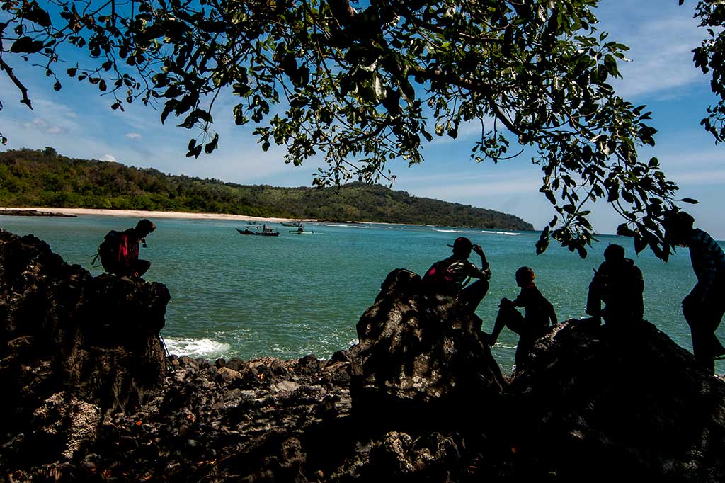 Wisatawan menikmati suasana Pulau Kunti, kawasan Geopark Ciletuh-Palabuhan Ratu, Sukabumi.