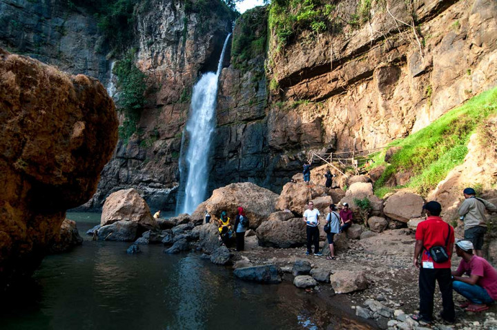 Wisatawan menikmati suasana Curug Cimarinjung Kawasan Geopark Ciletuh-Palabuhan Ratu, Sukabumi.