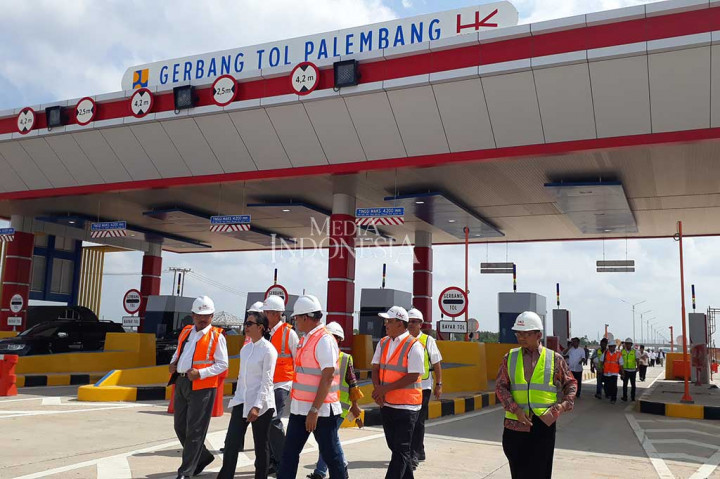 Menteri BUMN Rini Soemarno berserta rombongan melihat langsung progres pembangunan Tol Palembang-Inderalaya (Palindra), Jumat (4/8/2017).