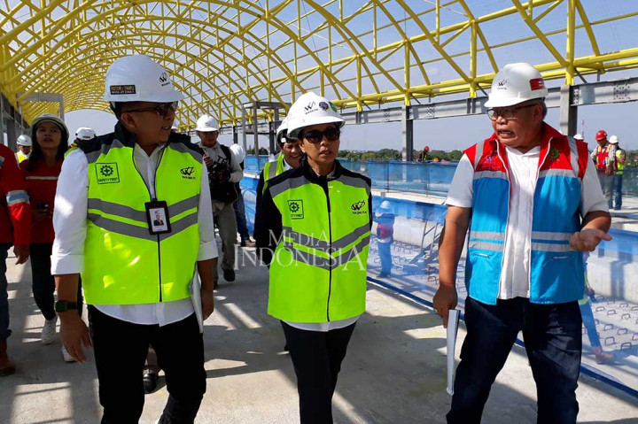 Selain meninjau proyek Tol Palindra, Rini Soemarno juga mengecek pengerjaan light rail transit (LRT) Sumsel, tepatnya di zona V Stasiun Jakabaring.