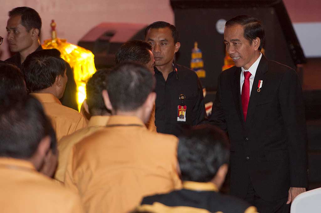 Presiden Joko Widodo menyalami para kader partai Hanura di sela Pembukaan Rapat Pimpinan Nasional (Rapimnas) ke-1 Partai Hanura di Kuta, Bali, Jumat (4/8/2017).