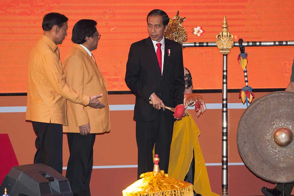 Presiden Jokowi (kanan) didampingi Ketua Umum Partai Hanura Oesman Sapta (kedua kiri) dan Ketua Dewan Pembina Partai Hanura Wiranto membuka Rapimnas Partai Hanura di Kuta, Bali, Jumat (4/8/2017).