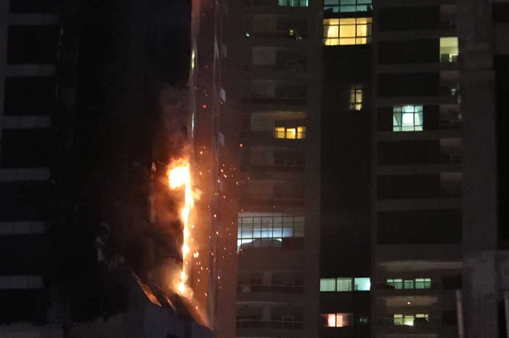 Otoritas pertahanan sipil Dubai mengatakan regu pemadam kebakaran memadamkan api sekitar pukul 04.00 pagi waktu setempat.