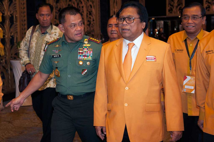 Panglima TNI Jenderal Gatot Nurmantyo (kedua kiri) berjalan bersama Ketua Umum Partai Hanura, Oesman Sapta (kedua kanan) saat hadir dalam Rapimnas Partai Hanura.