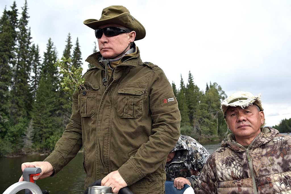 Ditemani Menteri Pertahanan Sergei Shoigu, Presiden Rusia Vladimir Putin mengendarai sendiri kapal menuju spot untuk memancing di wilayah terpencil Tuva, Siberia, awal Agustus.