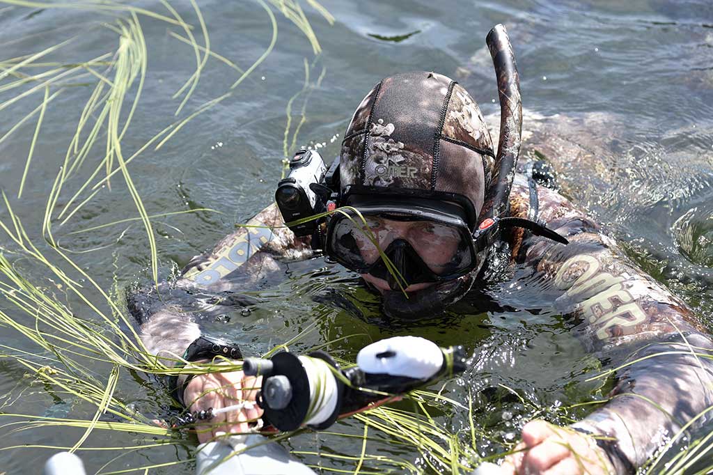Tidak hanya memancing, Putin juga menceburkan diri ke air guna memburu ikan dengan cara memanah.