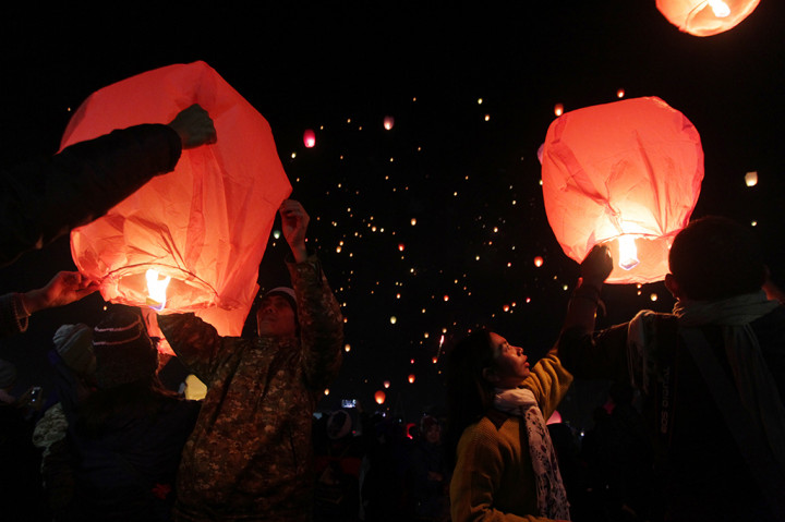 Sebanyak 3000 lampion dilepaskan pada malam puncak Dieng Culture Festival 2017 di Kompleks Candi Arjuna, Dieng, Banjarnegara, Jawa Tengah.