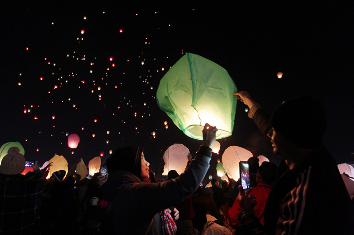 Pengunjung melepaskan lampion saat malam puncak Dieng Culture Festival 2017 di Kompleks Candi Arjuna, Dieng.