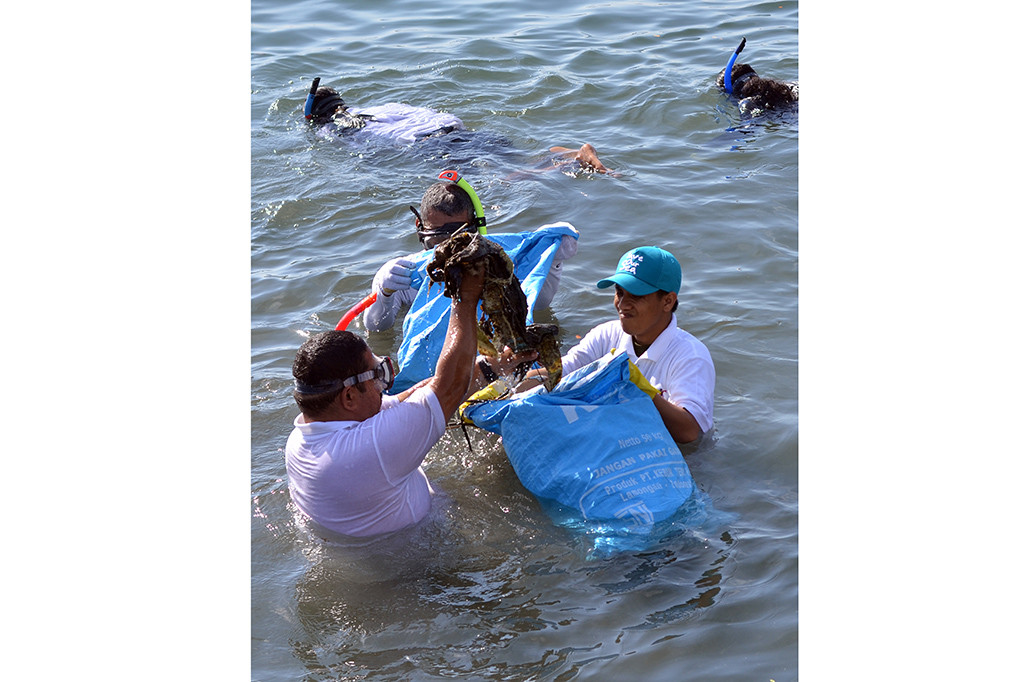 Gerakan ini juga sebagai implementasi dari gerakan nasional penanganan dan pengolahan sampah plastik laut (marine debris).