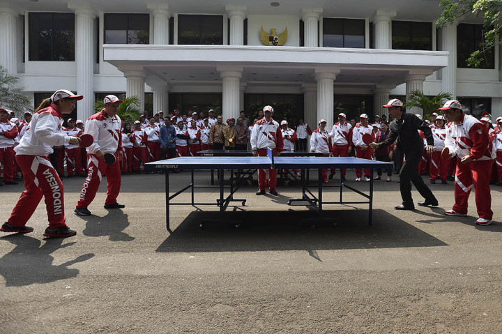 Ada pemandangan menarik saat Presiden Joko Widodo  melepas kontingen Indonesia yang akan bertanding di SEA Games 2017. Jokowi bertanding tenis meja melawan peraih medali emas Olimpiade 1992 cabang bulu tangkis Susy Susanti.